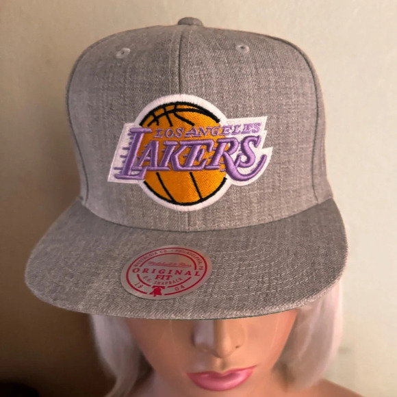Los Angeles Lakers Mitchell & Ness Classics Logo Snapback Hat - Heathered Gray - Picture 9 of 9